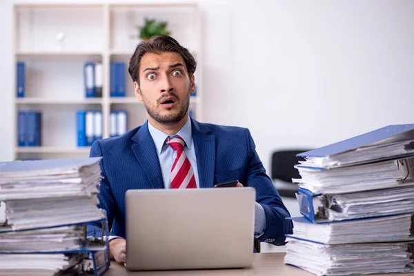 Giovane Impiegato Uomo Affari Troppo Lavoro Ufficio — Foto Stock