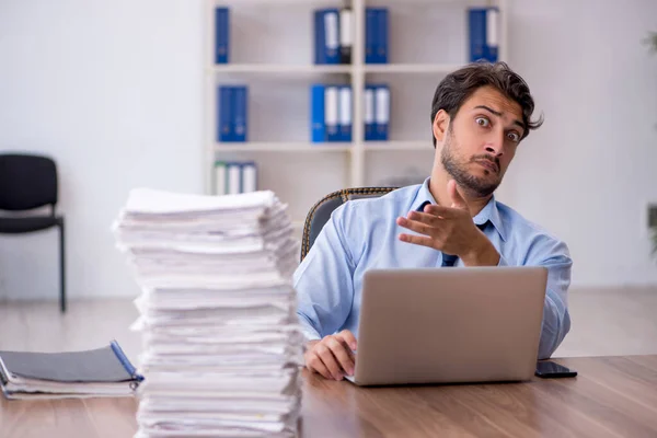 Empleado Joven Negocios Demasiado Trabajo Oficina — Foto de Stock