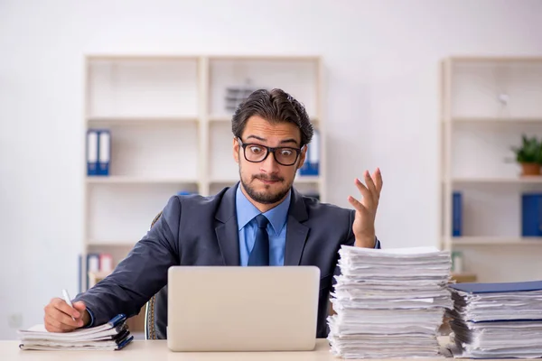 Jovem Empresário Empregado Muito Trabalho Escritório — Fotografia de Stock