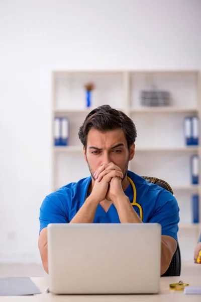 Giovane Medico Nel Concetto Telemedicina — Foto Stock