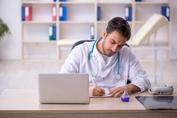 Joven Médico Que Trabaja Clínica —  Fotos de Stock