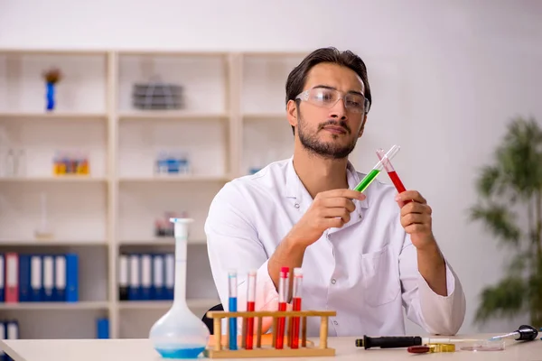 Mladý Chemik Pracující Laboratoři — Stock fotografie