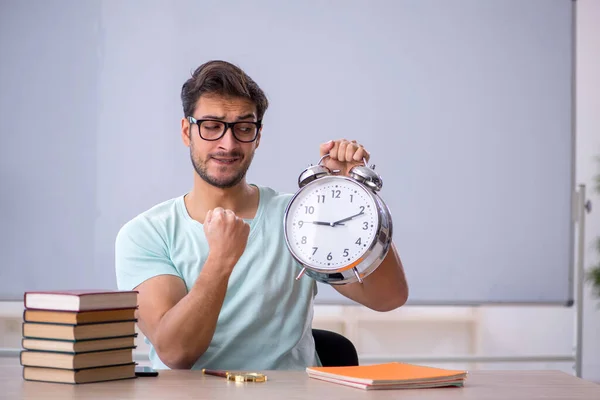 Jovem Estudante Conceito Gestão Tempo Sala Aula — Fotografia de Stock