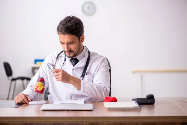 Ung Läkare Kardiolog Arbetar Kliniken — Stockfoto