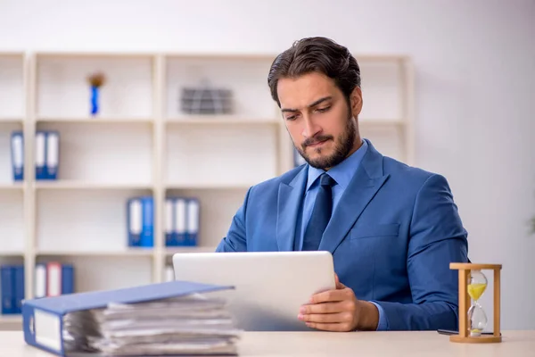 Ung Affärsman Anställd Rullstol Time Management Koncept — Stockfoto