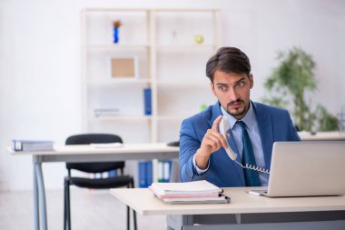 İş yerinde çalışan genç bir işadamı