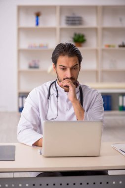 Teletıp konseptinde genç doktor