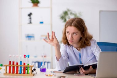 Genç kimyager, uyuşturucu sentezi konsepti.