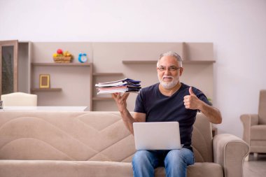 Yaşlı adam salgın sırasında evden çalışıyor.