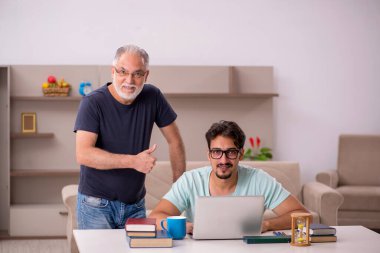 Genç öğrenci ve büyükbabası salgın sırasında evdeler.