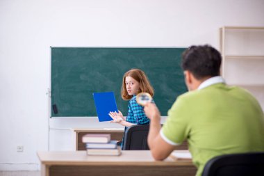 Sınıfta oturan iki öğrenci.