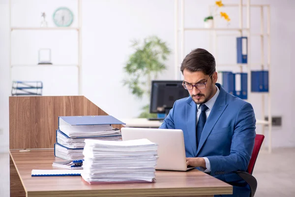 Joven Empleado Masculino Que Trabaja Oficina — Foto de Stock