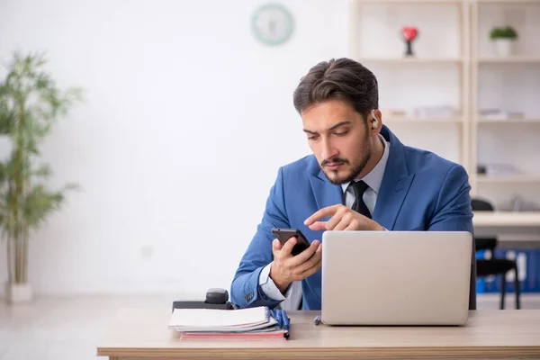 Imprenditore Dipendente Sordo Che Utilizza Apparecchi Acustici Ufficio — Foto Stock