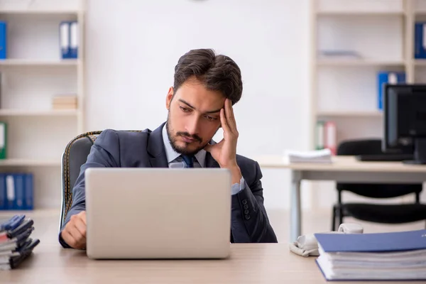 Jovem Empresário Empregado Que Trabalha Local Trabalho — Fotografia de Stock