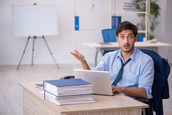 Jonge Mannelijke Werknemer Veel Werk Kantoor — Stockfoto