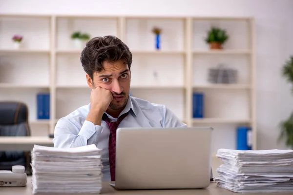 Jovem Empresário Empregado Infeliz Com Excesso Trabalho Escritório — Fotografia de Stock