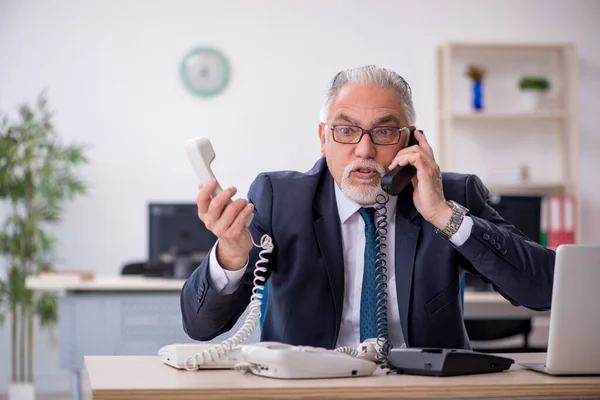 Vecchio Impiegato Affari Che Parla Telefono Ufficio — Foto Stock