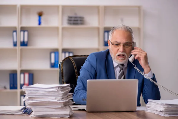 Oud Zakenman Aan Het Werk — Stockfoto