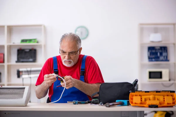 Homem Velho Reparador Reparando Aquecedor Oficina — Fotografia de Stock