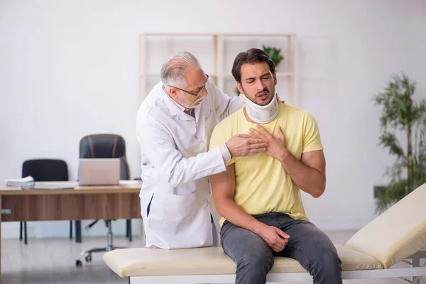 Junge Hals Verletzte Patientin Besucht Alten Arzt — Stockfoto
