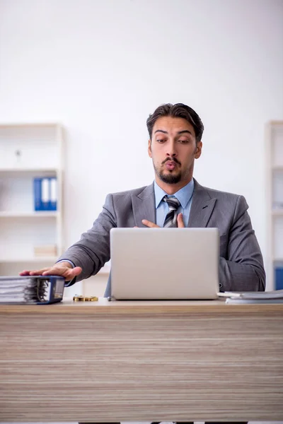 Empleado Joven Empresario Que Trabaja Lugar Trabajo —  Fotos de Stock