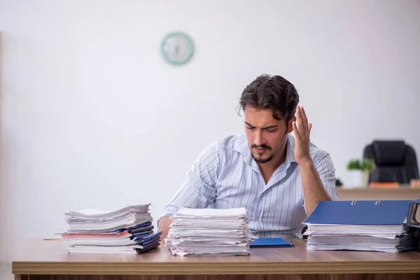 Jovem Empresário Empregado Infeliz Com Excesso Trabalho Local Trabalho — Fotografia de Stock