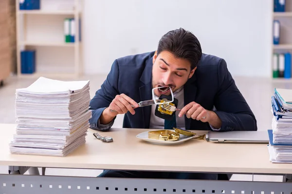 目覚まし時計を食べる若い男性従業員 — ストック写真