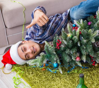 Noel partisinden sonra akşamdan kalma olan adam.