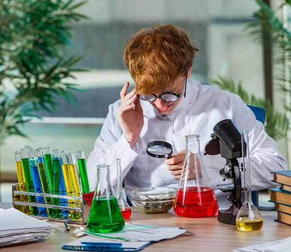 Joven Químico Loco Que Trabaja Laboratorio —  Fotos de Stock