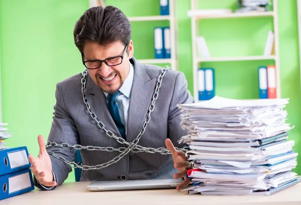 Empleado Encadenado Escritorio Debido Carga Trabajo — Foto de Stock