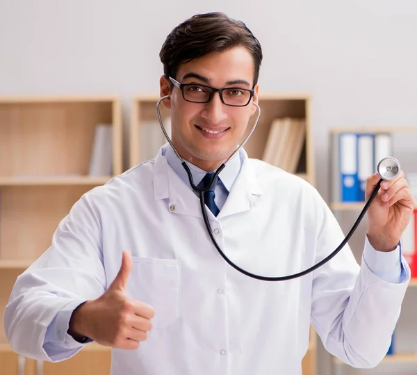 Giovane Medico Adulto Che Lavora Ospedale — Foto Stock