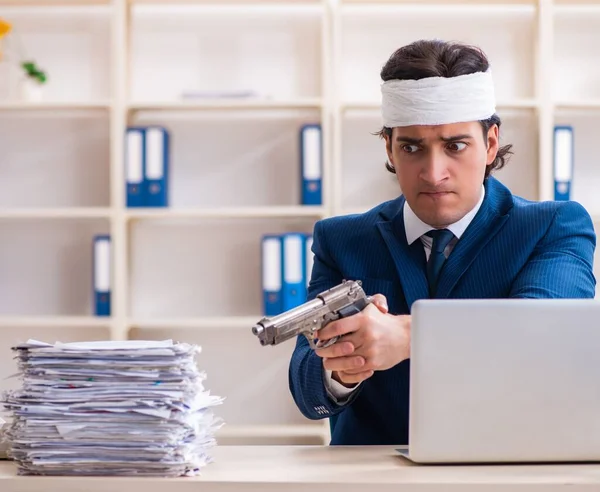 Der Kopf Verletzte Männliche Angestellte Der Büro Arbeitete — Stockfoto