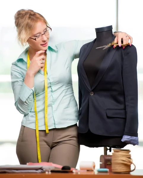 Mujer Sastre Trabajando Ropa Nueva — Foto de Stock