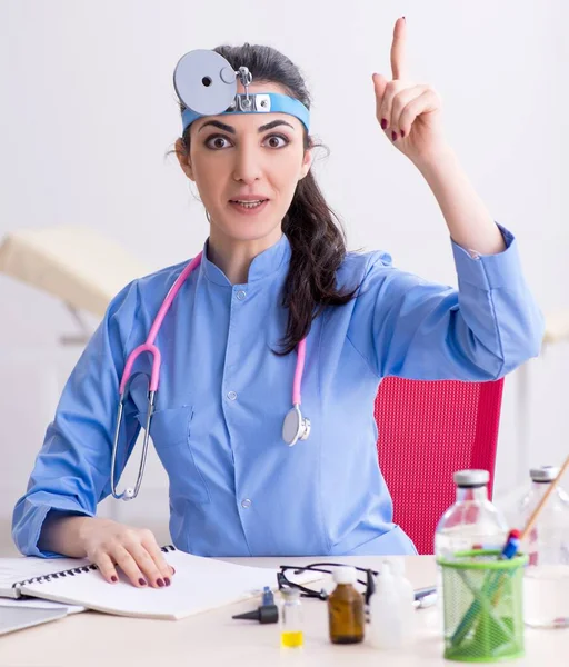 Den Unga Kvinnliga Läkaren Som Arbetar Kliniken — Stockfoto
