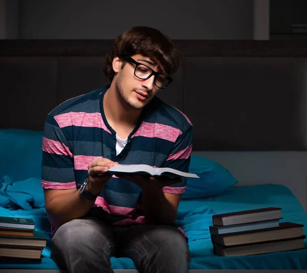 Νεαρός Όμορφος Μαθητής Ετοιμάζεται Για Εξετάσεις Βράδυ — Φωτογραφία Αρχείου