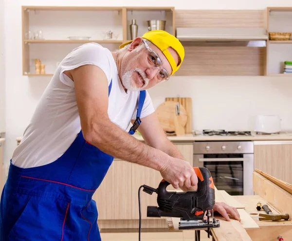 Viejo Reparador Contratistas Que Trabaja Cocina — Foto de Stock
