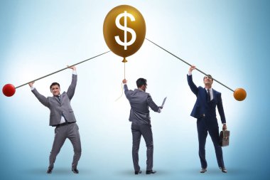 Dolar balonu konsepti olan iş adamı.