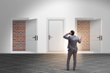 Tuğla kapılı çıkışa bakan bir iş adamı