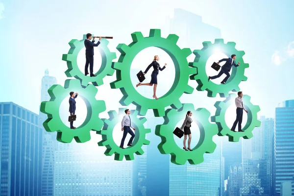 Takım çalışması konseptinde iş adamları