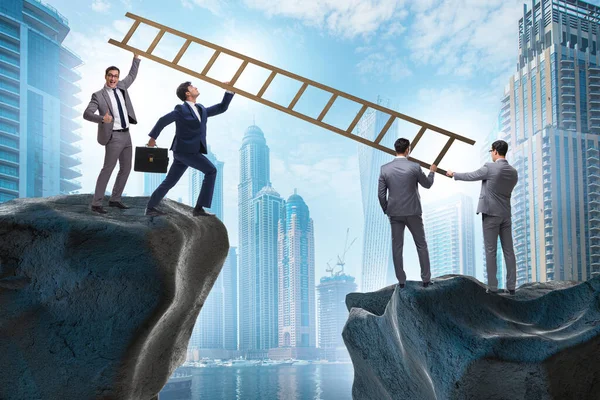 Business People Helping Chasm — Stock Photo, Image