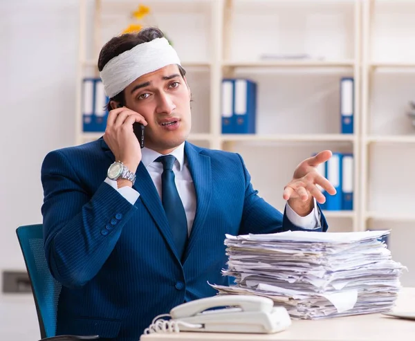 The head injured male employee working in the office