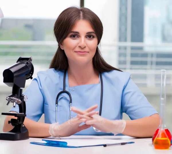 Mladá Žena Pracující Laboratoři — Stock fotografie