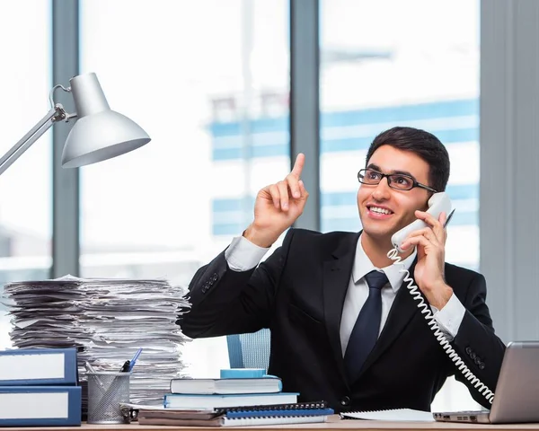 Jovem Empresário Falando Telefone — Fotografia de Stock