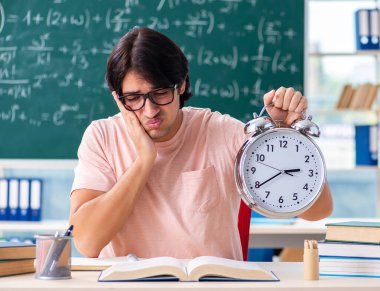 Sınıftaki genç erkek öğrenci.