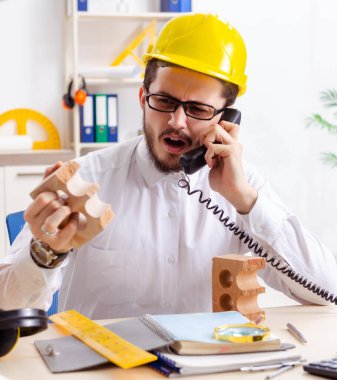 Ofiste çalışan genç erkek mimar.