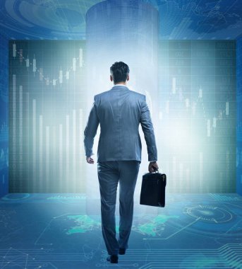 İş adamı kameradan uzaklaşıyor.