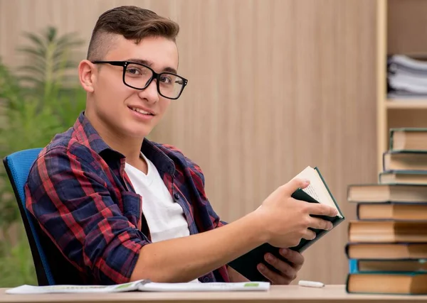 Jovem Estudante Preparando Para Exames Escolares — Fotografia de Stock