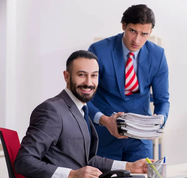 Twee Mannelijke Collega Het Kantoor — Stockfoto