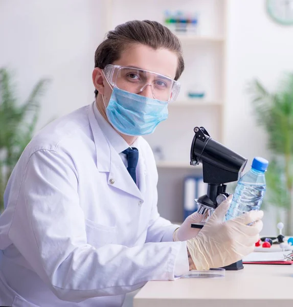 Jovem Químico Sexo Masculino Experimentando Laboratório — Fotografia de Stock