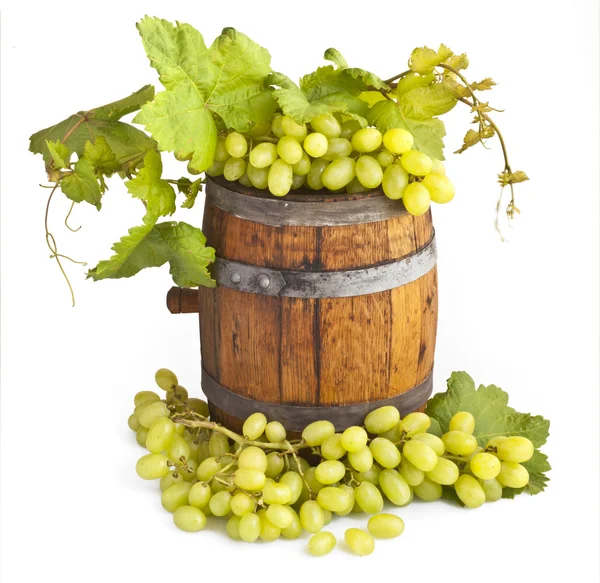Čerstvé zralé hroznové víno s listy — Stock fotografie